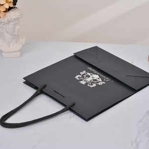 ถุงกระดาษคราฟท์สีดำแบบหูหิ้วสำหรับใส่รองเท้าสุดหรู พิมพ์โลโก้ด้วยเทคนิคการปั๊มเงินแบบกำหนดเอง เป็นมิตรกับสิ่งแวดล้อม ย่อยสลายได้ และรีไซเคิลได้ - Product Image 2