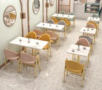 Ensemble de meubles de restaurant au design nordique, table à motif marbre et chaises à cadre doré, banquette en cuir