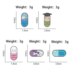 Broche de Cápsula con Diseño de Dibujos Animados y Texto en Inglés, Accesorio de Aleación para Ropa y Mochilas - Product Image 4