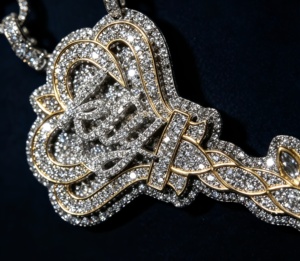 Colgante de moda personalizado: crea tu colgante de estilo único con diamante de moissanita VVS, chapado en oro sobre plata de ley 925, colgante con incrustaciones de circonitas. - Product Image 1