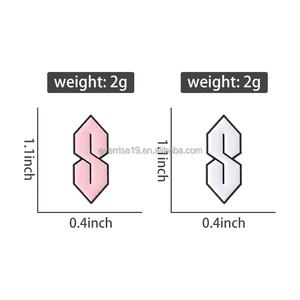 Minimalistische 'S' Brief Broche Eenvoudige Zwart Vernikkelen Emaille Metalen Pin Voor Kledingtassen Met Bloemenpiramide Verjaardag - Product Image 5