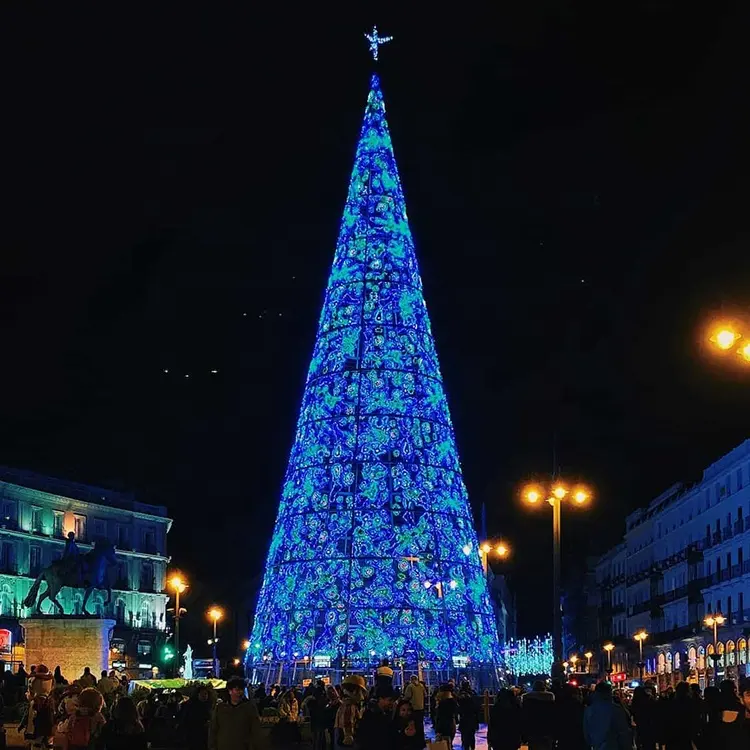 चर्च के लिए 2021 आउटडोर धातु सर्पिल एलईडी रोशन क्रिसमस पेड़ सजावट