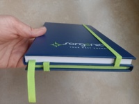 Carnet à couverture rigide avec logo personnalisé de l'entreprise, sangle élastique promotionnelle, reliure parfaite, 120 feuilles, film tactile, avec trois poches
