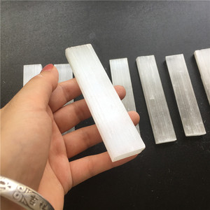 Bâtons de sélénite de <span class=keywords><strong>gypse</strong></span> de <span class=keywords><strong>pierre</strong></span> précieuse baguettes d'énergie pierres brutes de sélénite - Product Image 2