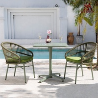 Ensemble de meubles de patio avec chaises en corde pour l'extérieur, idéal pour les cours, restaurants, cafés, bistrots et jardins.