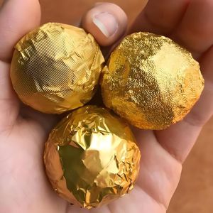 กระดาษห่อช็อคโกแลตหลากสีสำหรับบรรจุภัณฑ์ขนมกระดาษฟอยล์อลูมิเนียมพิมพ์โลโก้ตามสั่ง - Product Image 3