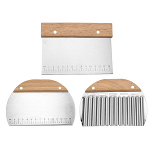 Grattoir à pâte en acier inoxydable avec manche en bois et échelle, grattoir de cuisine multi-formes, découpeur ondulé pour la pâtisserie et la découpe de légumes - Product Image 6