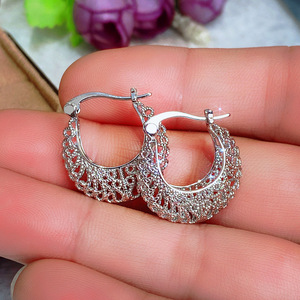 Orecchini a Cerchio Vintage con Motivo Intrecciato Traforato per Donne, Accessori in Metallo per Uso Quotidiano - Product Image 4