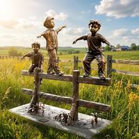 Statue personnalisée en bronze de trois enfants équilibrés sur une clôture, sculpture rustique de enfants de la ferme pour aménagement paysager de parcs et de ranchs, statue en bronze