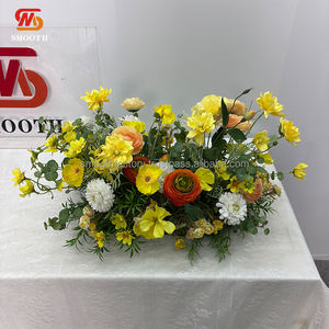 Camino de Mesa LEDA Personalizado Hecho a Mano con Rosas Naranjas y Flores Amarillas, Decoración Suave para Bodas, Eventos y Fiestas para el Día de San Valentín - Product Image 1
