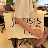 Sac fourre-tout rectangulaire en tricot pour le shopping et les sorties décontractées, idéal pour les gammes de mode et de lifestyle féminines en gros.