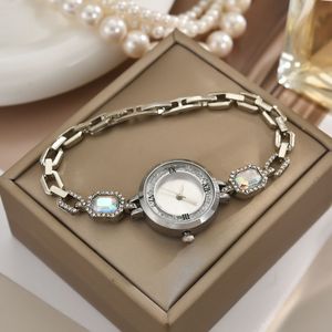 Mignon femmes mode petit cadran Quartz Bracelet montre-Bracelet en gros nouveauté avec bracelet en diamant dames montre - Product Image 2