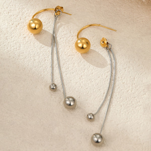 Orecchini da donna di alta gamma, di nicchia, transfrontalieri, con nappe a sfera in metallo color block, in acciaio inossidabile placcato oro 18K - Product Image 3