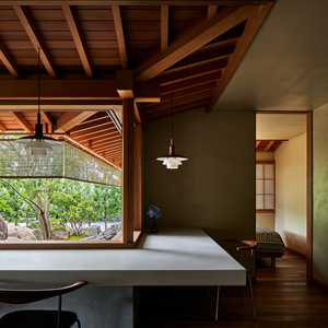 Aménagement intérieur de toute la maison avec structure en bois japonaise et mobilier sur mesure pour villa de montagne vue sur la forêt - Product Image 5