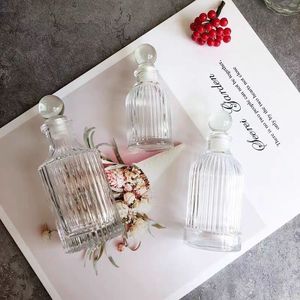 Usine directe verre diffuseur <span class=keywords><strong>d</strong></span>'arôme bouteille à rayures verticales <span class=keywords><strong>colonne</strong></span> romaine conception liège sans flamme huile essentielle récipient de distribution - Product Image 1