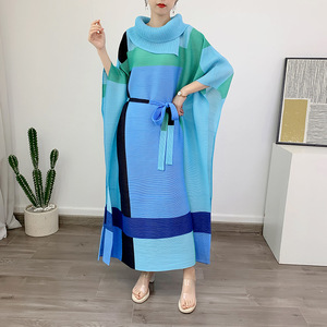 Abito plissettato Miyake 2026 ultimo modello con collo alto, stile casual da donna, con <span class=keywords><strong>forte</strong></span> contrasto di colore, cintura elastica e stampa - Product Image 1