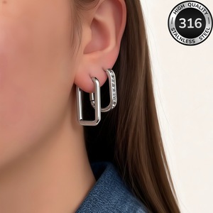 Dos pares de pendientes de titanio y acero chapados en oro con forma de U cuadrada, anillo liso y pendientes con incrustaciones de diamantes, estilo ligero. - Product Image 4