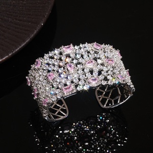 Brazalete de Lujo con Cristales Rosados y Pedrería, Joyería Elegante para Bodas y Fiestas, para Mujer - Product Image 1