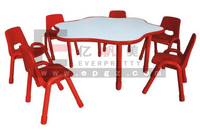 Mobilier de salle de classe de maternelle, 4 sièges, bureau et chaises en bois pour étudiants et enfants