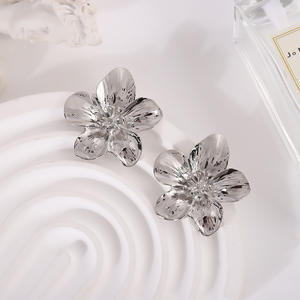 Boucles d'oreilles douces à <span class=keywords><strong>double</strong></span> couche <span class=keywords><strong>en</strong></span> forme de fleur, clous brillants personnalisés, cadeau pour petite amie, bijoux tendance, vente <span class=keywords><strong>en</strong></span> gros directe d'usine - Product Image 3