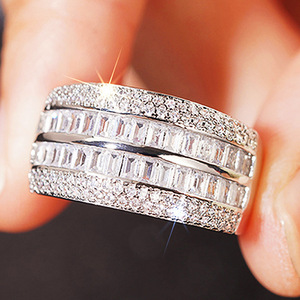 Anello Geometrico Scintillante Chic, Gioiello di Tendenza alla Moda per Donne - Product Image 2