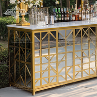 Comptoir de barre lumineuse LED moderne et élégant Cadre doré avec dessus en verre Tables de bar élégantes en acrylique pour événements à la maison ou à l'hôtel