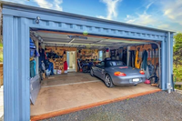Garage préfabriqué résistant aux intempéries, unité de stockage de voitures en métal insonorisée avec système électrique préinstallé complet
