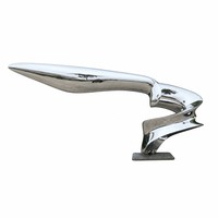 Sculpture abstraite moderne en acier inoxydable à lame argentée, finition miroir, torsion spectaculaire, pour projets hôteliers, vente en gros, commande en gros