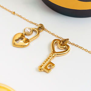 J & D Collar de acero inoxidable chapado en oro de 18 quilates Collar con colgante de llave de bloqueo de corazón de perla acrílica minimalista - Product Image 6