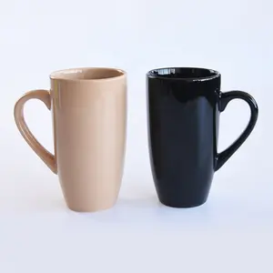 Mug Tinggi 20Oz Warna Hitam dan Krem Mug Kopi Keramik Warna Mengkilap Bentuk Perut Menyesuaikan Warna dan Ukuran