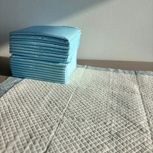 OEM Alèses d'apprentissage jetables super absorbantes pour chiots et chiens, 600x600mm, six couches de film PE - Product Image 1
