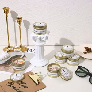 Bougie parfumée de luxe en boîte dorée avec cire de soja et fleurs séchées pour des cadeaux artisanaux haut de gamme - Product Image 3