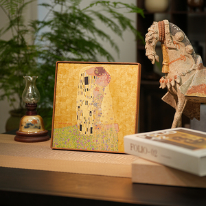 Riproduzione Artigianale in Ottone e Legno Massello con Tecnica <span class=keywords><strong>di</strong></span> Micro Intaglio della Famosa Pittura 'Il Bacio' <span class=keywords><strong>di</strong></span> <span class=keywords><strong>Klimt</strong></span>, Arte Metallica Creativa per la Casa - Product Image 1