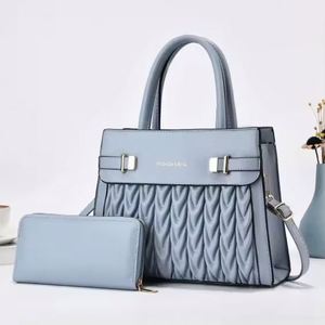 Nova Pochette Femme en Cuir PU avec Détails Métalliques Dorés Élégante et Moderne pour les Soirées et les Événements avec Bandoulière Transversale - Product Image 4