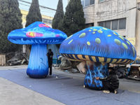 Champignon gonflable bleu coloré sur le thème de l'Alice au pays des merveilles, décoration publicitaire pour parc et jardin