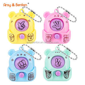 <span class=keywords><strong>Rock</strong></span> <span class=keywords><strong>Paper</strong></span> <span class=keywords><strong>Scissors</strong></span> Juguete aleatorio Mini juguete Juego de adivinanzas Llavero para niños Favores de fiesta Premio de aula Suministros para fiestas - Product Image 4