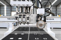 Routeur CNC multi-têtes haute efficacité 3 axes avec quatre unités de traitement et lame de scie pour portes d'armoires