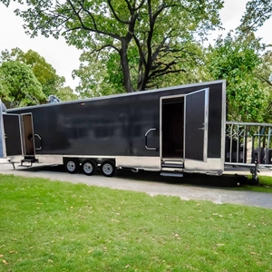 รถพ่วงหรูหราสไตล์ตะวันตก ปี 2025 พร้อมห้องน้ำเคลื่อนที่สำหรับขาย - Product Image 1