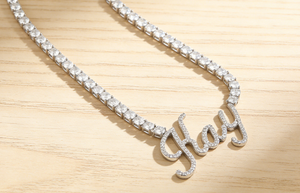 จี้ห้อยคอแบบปรับแต่งชื่อได้ <span class=keywords><strong>Hiisees</strong></span> ชุบทอง 18K พร้อมสร้อยคอเทนนิสประดับเพชร CZ สำหรับผู้หญิงผู้ชาย ทำจากทองเหลืองและเพชรซิร์คอน เหมาะสำหรับเป็นของขวัญ - Product Image 3