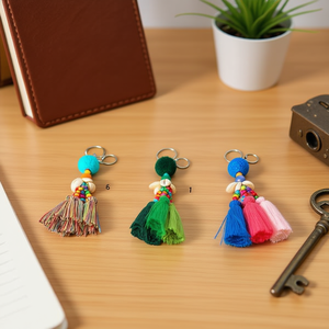 Set di Tre Portachiavi con Pompon, Conchiglia e Perline in Legno, Fibbia K Bianca - Product Image 2