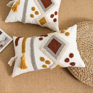 Federa Decorativa Boho con Ricamo Etnico, Cuscino in Tela di Cotone Fatto a Mano con Nappine - Product Image 2