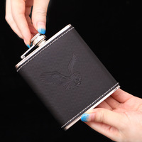 Logo personnalisé 7oz en acier inoxydable Mini pot à vin Portable petite bouteille de spiritueux blanc avec cadeau publicitaire corps en métal Hip Flask