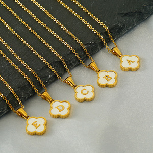 Collier tendance trèfle à quatre feuilles en acier inoxydable plaqué or 18 carats PVD avec pendentif 26 lettres, collier fleur tendance, vente en gros - Product Image 3