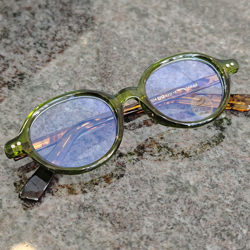 สีเขียวใส