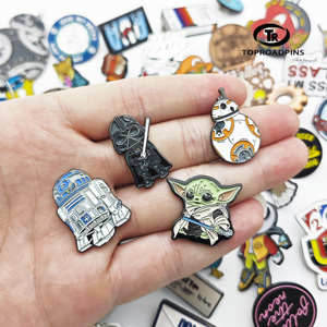 Pin de esmalte de <span class=keywords><strong>juego</strong></span> personalizado, Pin de esmalte suave, dibujos animados con insignia de Metal brillante, fabricante de logotipo, impresión UV, tarjeta de respaldo de esmalte duro de Anime bonito - Product Image 1
