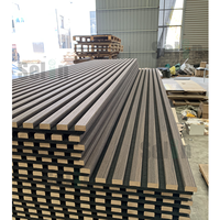 Panneaux acoustiques modernes insonorisants en fibre de polyester à grain de bois pour salon et chambre à coucher avec NRC 0.8, délai de production court
