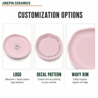 Assiette en céramique rose brillante à bords ondulés irréguliers de 4,72 pouces, personnalisable avec logo, pour desserts et apéritifs, idéale pour les pâtisseries - Vente en gros