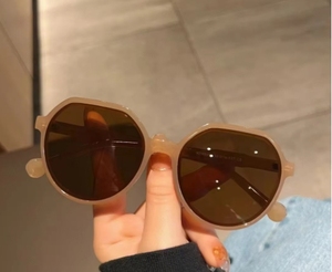 แว่นกันแดดทรงสี่เหลี่ยมเล็ก รุ่นย้อนยุคทันสมัยสำหรับผู้หญิง ป้องกันรังสียูวี 400 สไตล์เกาหลี สีน้ำตาลและขาว กรอบเต็ม เหมาะสำหรับใบหน้าขนาดเล็ก - Product Image 4