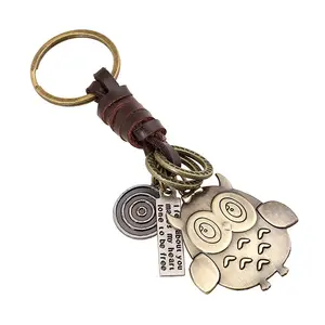 ميدالية مفاتيح منسوجة من جلد الماشية بتصميم كلاسيكي مصنوعة من الجلد الرقيق ومزخرفة بالمعدن الرقيق مناسبة كهدية ومميزة كدايا مفاتيح على شكل بُومة