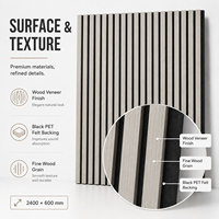 Panneau acoustique à lattes MORLENX en MDF finition grain de frêne blanc avec feutre noir insonorisant pour studio et bureau